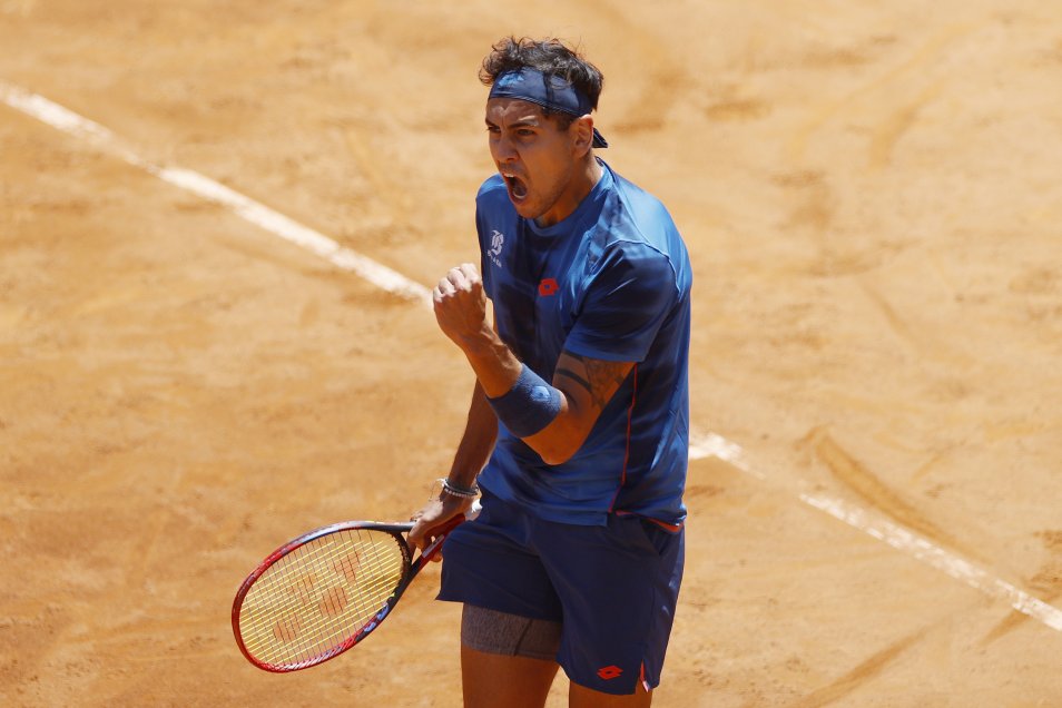 Puño cerrado de Alejandro Tabilo, la grata sorpresa del certamen italiano este año (Photosport)